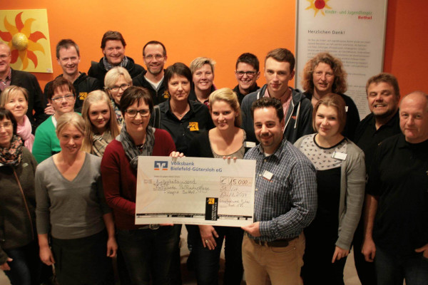 Scheck-Übergabe fuer das Kinderpalliativteam Bethel