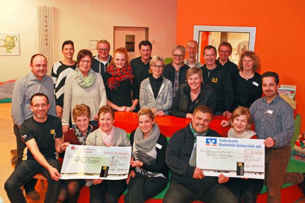 Scheck-Übergabe fuer das Kinderpalliativteam Bethel